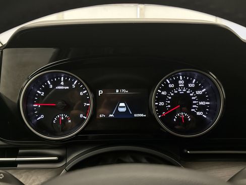 Used 2024 Kia Carnival EX FWD image 13