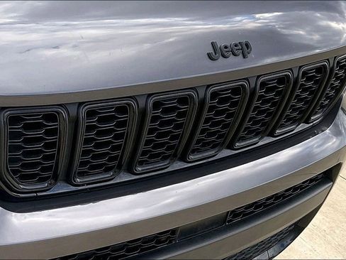 Used 2023 Jeep Grand Cherokee L Laredo image 29