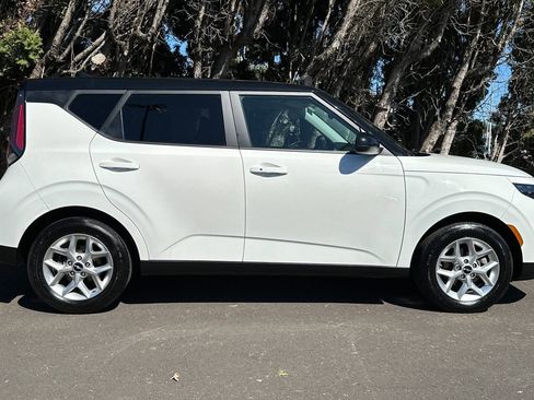 Used 2023 Kia Soul S FWD image 3