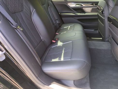 Used 2022 BMW 750i xDrive w/ M Sport Package AWD/4WD image 17