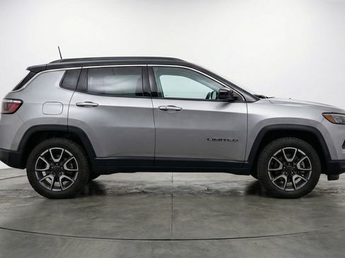 Used 2025 Jeep Compass Trailhawk AWD/4WD image 11