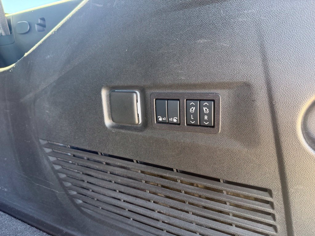 Used 2026 Chevrolet Suburban Premier AWD/4WD image 7