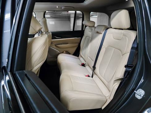 Used 2022 Jeep Grand Cherokee Limited w/ Luxury Tech Group II image 23