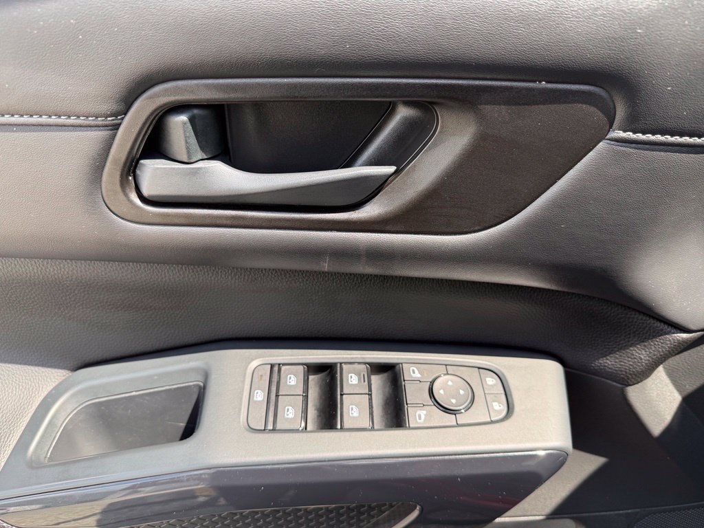 Used 2023 Nissan Pathfinder SV AWD/4WD image 17