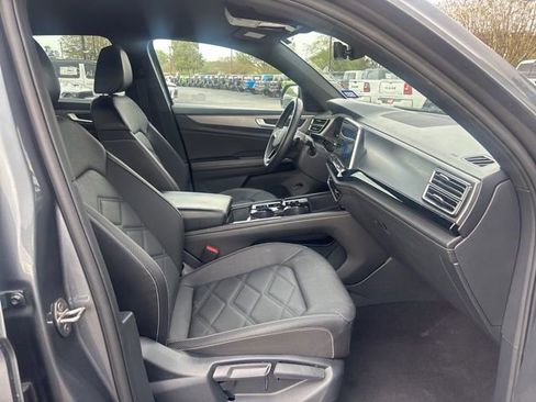 Used 2024 Volkswagen Atlas Cross Sport SE image 16