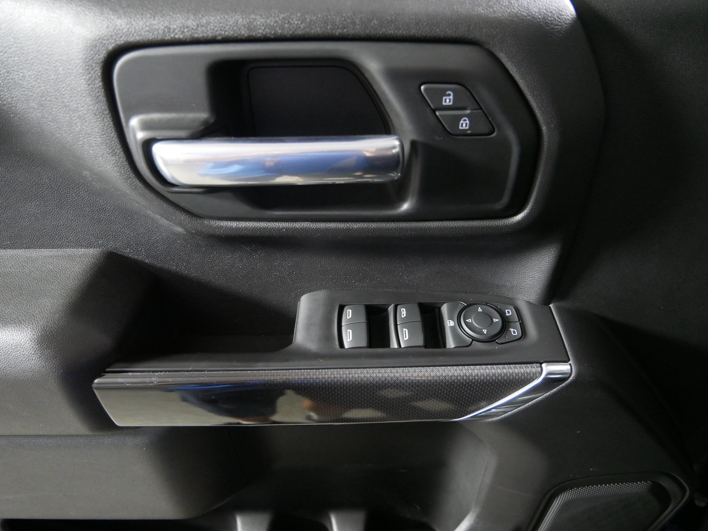 Used 2021 Chevrolet Silverado 1500 Custom Trail Boss w/ Midnight Edition AWD/4WD image 19