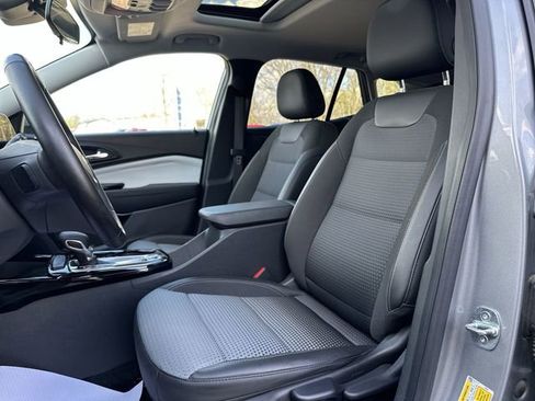 Used 2024 Chevrolet Trax LT w/ Sunroof Package image 15