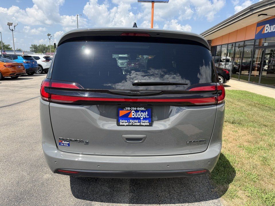 Used 2025 Chrysler Pacifica Limited FWD image 4