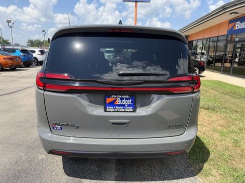 Used 2025 Chrysler Pacifica Limited FWD image 4
