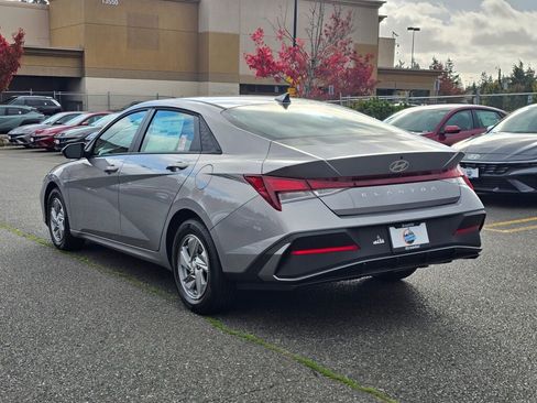New 2025 Hyundai Elantra SE image 5