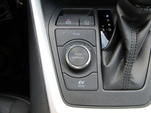 Used 2024 Toyota RAV4 XLE AWD/4WD image 43