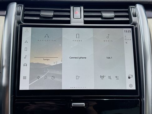Used 2024 Land Rover Discovery Metropolitan Edition image 32
