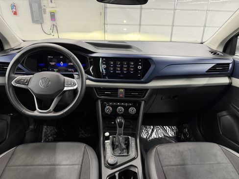 Used 2023 Volkswagen Taos SE w/ Panoramic Sunroof Package image 12