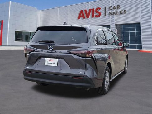 Used 2025 Toyota Sienna LE image 6