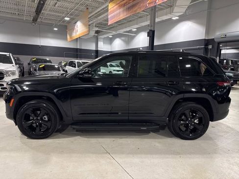 Used 2025 Jeep Grand Cherokee Altitude AWD/4WD image 21