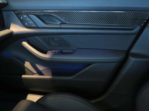 Used 2022 Porsche Taycan image 24