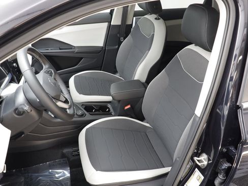 New 2026 Volkswagen Taos SE image 13