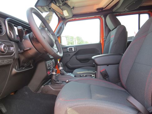 New 2025 Jeep Wrangler Unlimited Rubicon w/ XTREMEE 35" Tire Package image 18