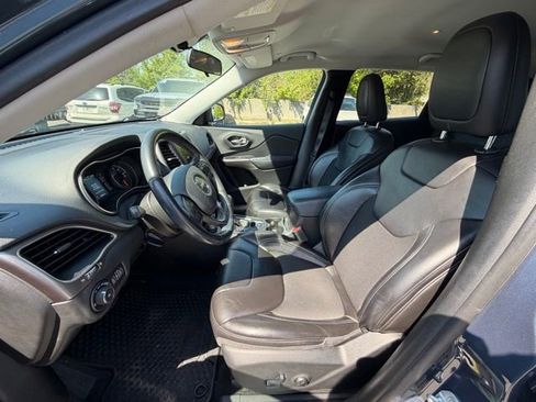 Used 2019 Jeep Cherokee Latitude Plus w/ Cold Weather Group AWD/4WD image 5