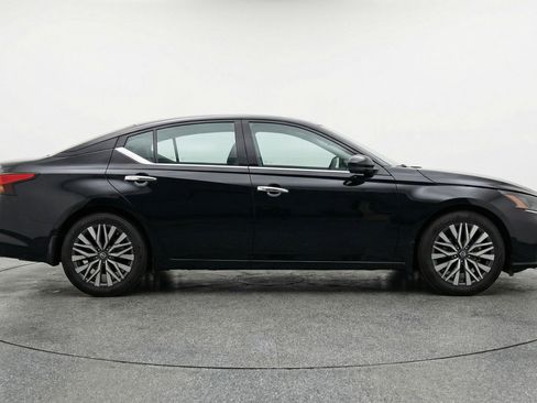 Used 2025 Nissan Altima 2.5 SV image 11