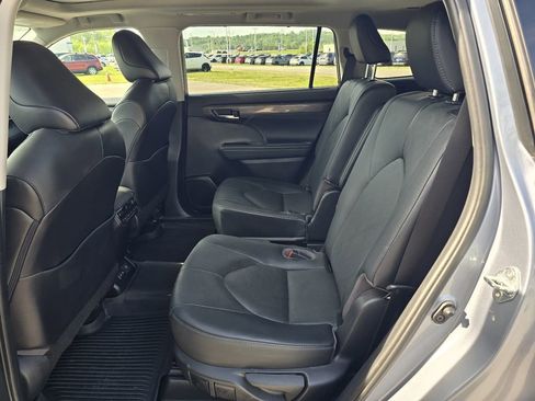 Used 2022 Toyota Highlander Platinum image 11