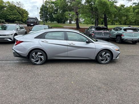 New 2025 Hyundai Elantra SEL image 8