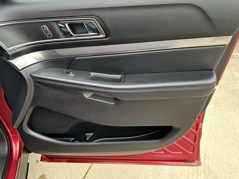 Used 2019 Ford Explorer XLT w/ Equipment Group 202A AWD/4WD image 11
