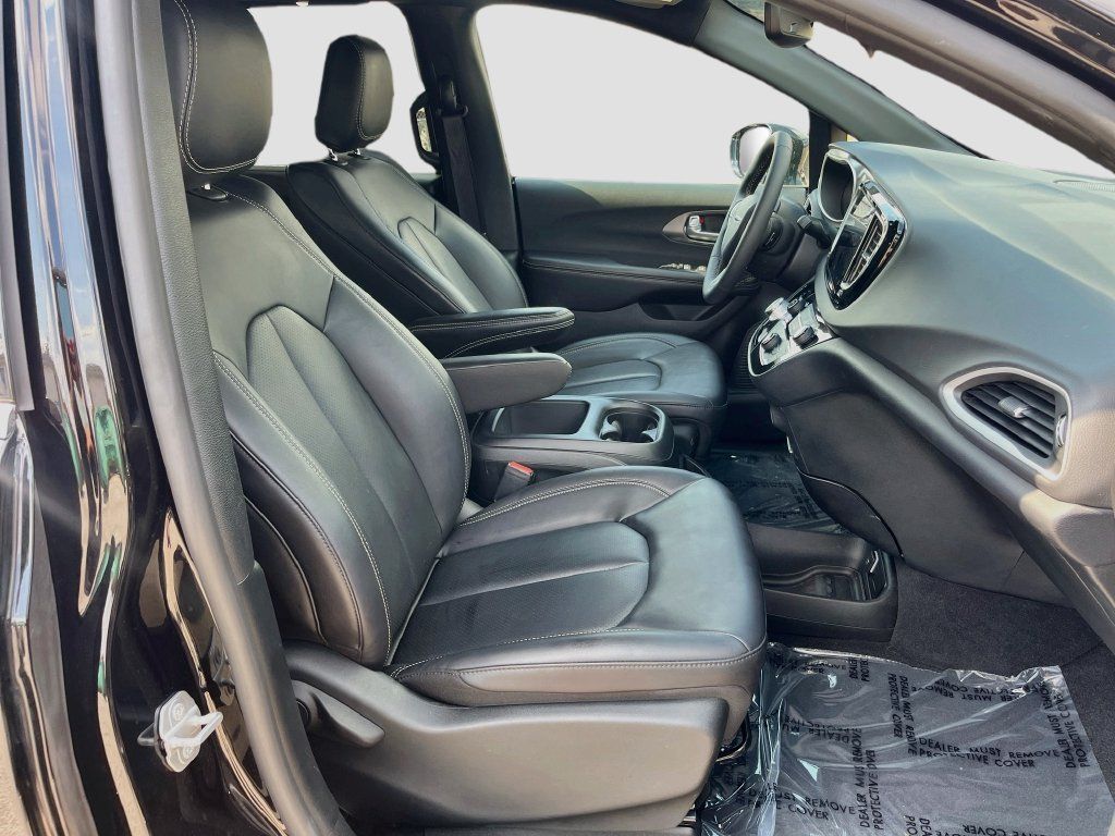 Used 2026 Chrysler Pacifica Select FWD image 28