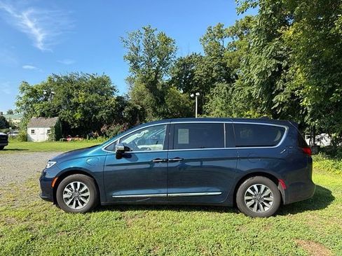 Used 2023 Chrysler Pacifica Limited FWD image 8
