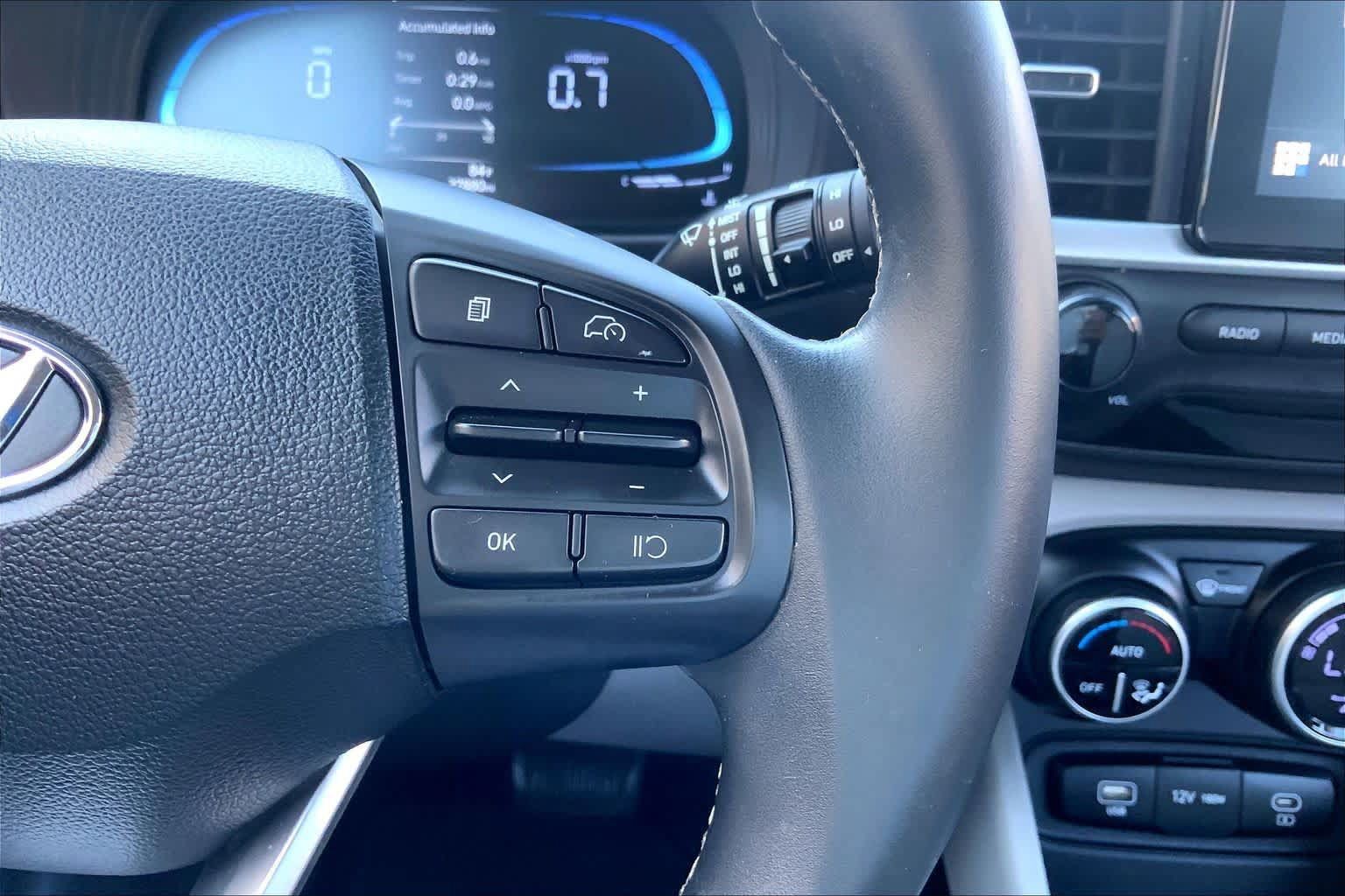 Certified 2025 Hyundai Venue SEL FWD image 24