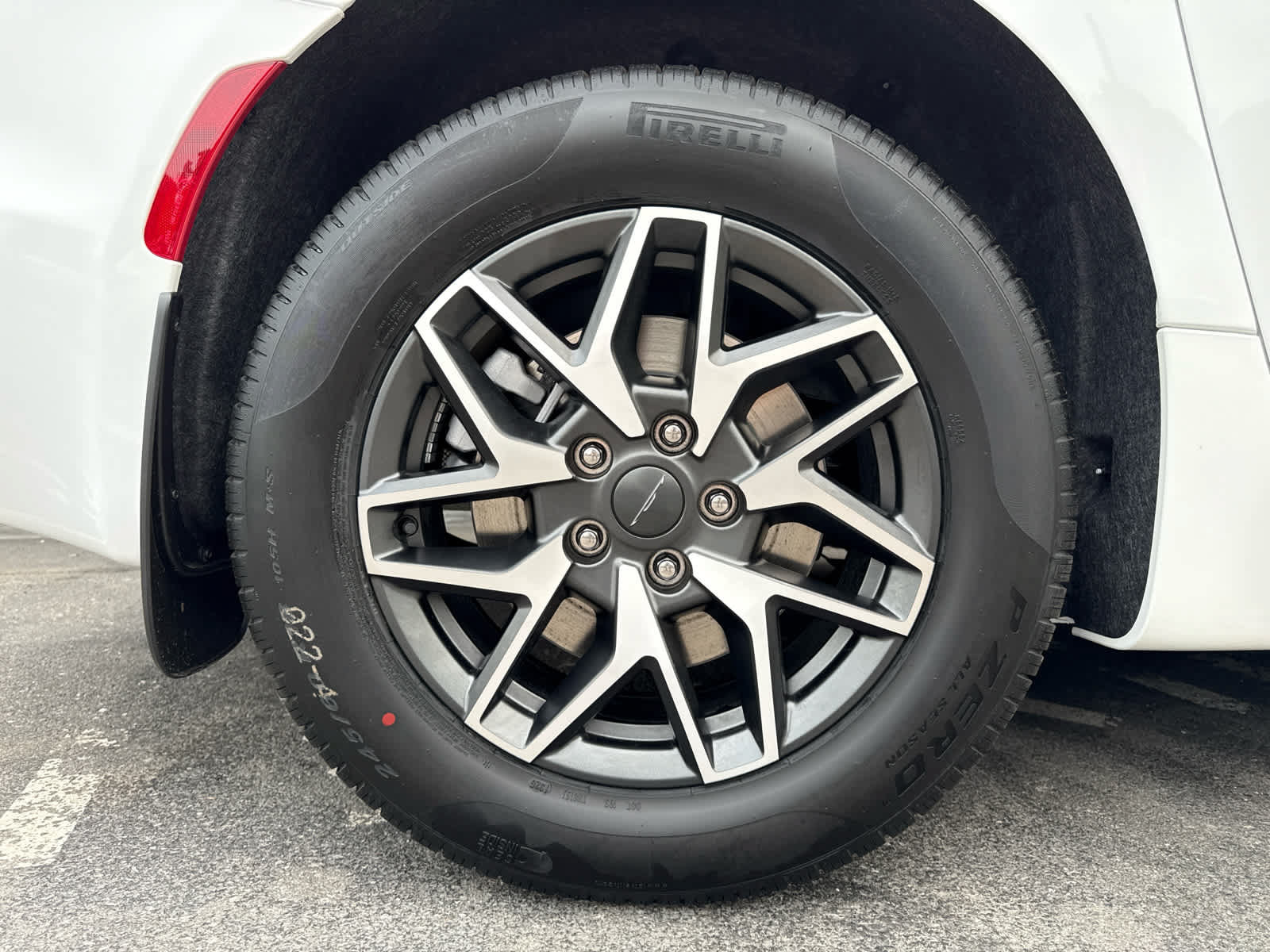 New 2027 Chrysler Pacifica Limited AWD/4WD image 9