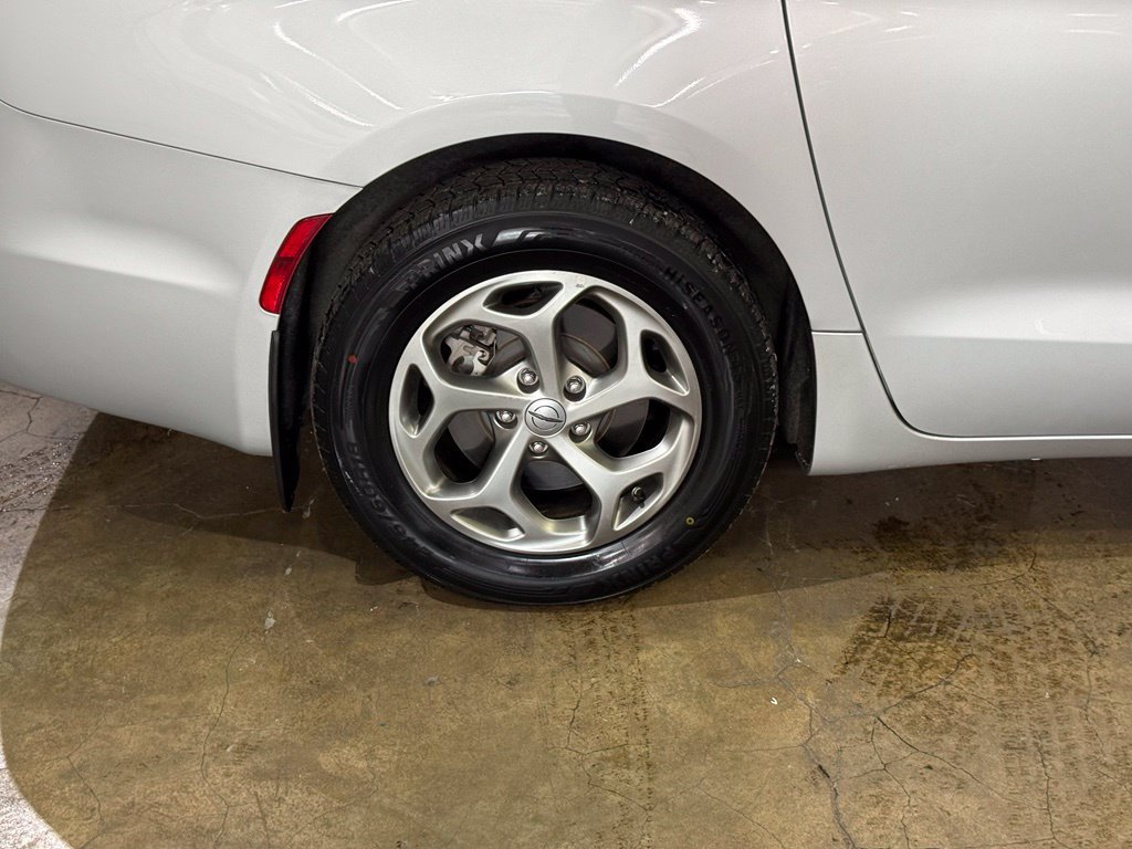 Used 2024 Chrysler Pacifica Limited AWD/4WD image 6