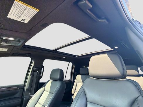 Used 2021 Chevrolet Suburban LT w/ LT Signature Package RWD image 29