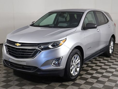 Used 2020 Chevrolet Equinox LS w/ LS Convenience Package FWD image 5