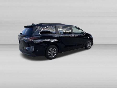 Used 2025 Toyota Sienna XLE FWD image 6