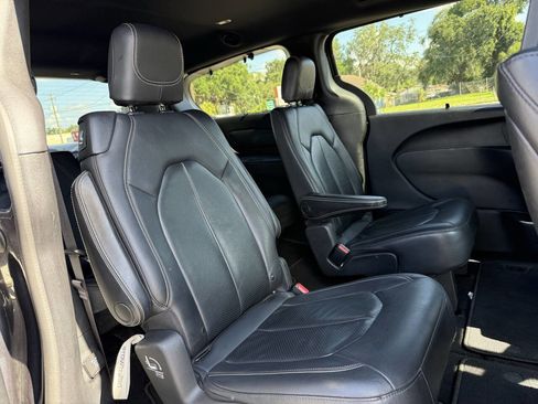 Used 2020 Chrysler Pacifica Touring-L AWD/4WD image 24