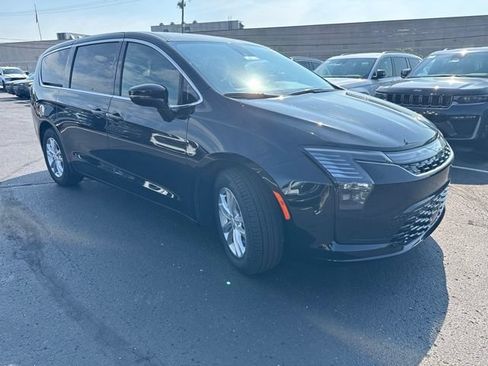 Used 2027 Chrysler Pacifica Select FWD image 3