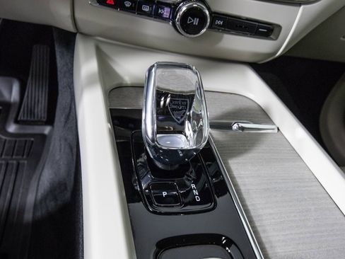 Used 2023 Volvo XC60 B5 Ultimate w/ Climate Package image 19