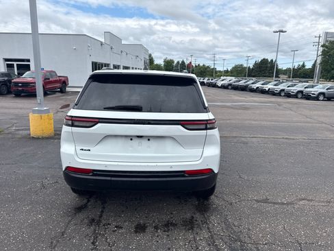 Used 2024 Jeep Grand Cherokee Altitude AWD/4WD image 4