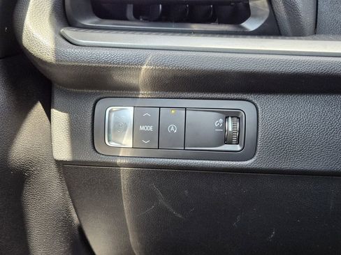 Used 2025 Chevrolet Traverse LT FWD image 24