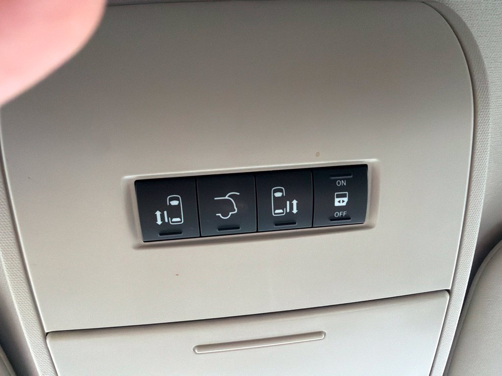 Used 2015 Dodge Grand Caravan SXT w/ UConnect Hands-Free Group FWD image 23