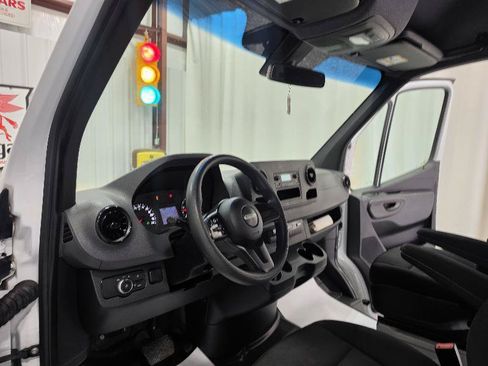 Used 2020 Freightliner Sprinter 2500 RWD image 10