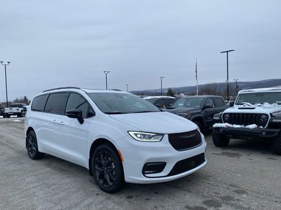 New 2026 Chrysler Pacifica Limited w/ S Appearance Package