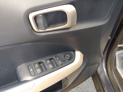 Used 2022 Hyundai Venue Limited FWD image 13