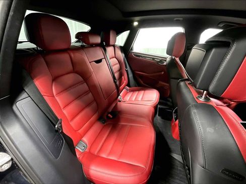 Used 2025 Porsche Macan image 32