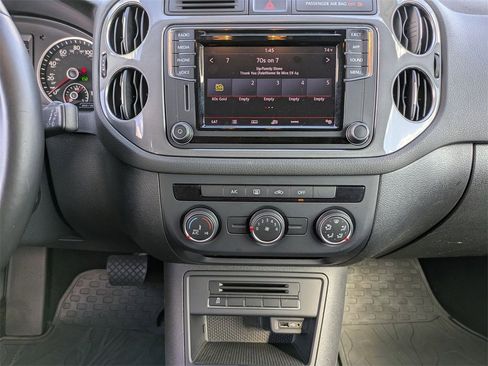 Used 2017 Volkswagen Tiguan S image 32