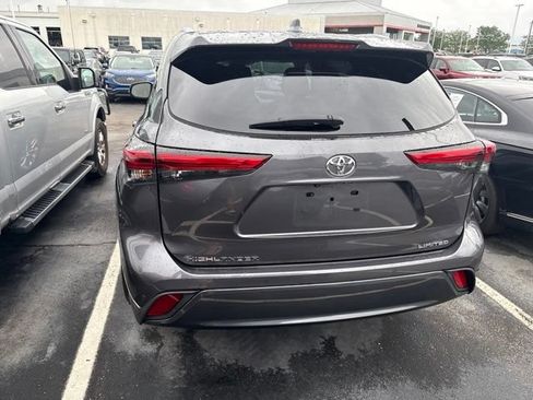 Used 2023 Toyota Highlander Limited FWD image 5