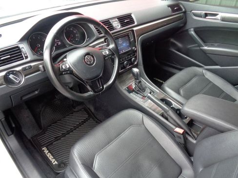 Used 2016 Volkswagen Passat 1.8T SE FWD image 2