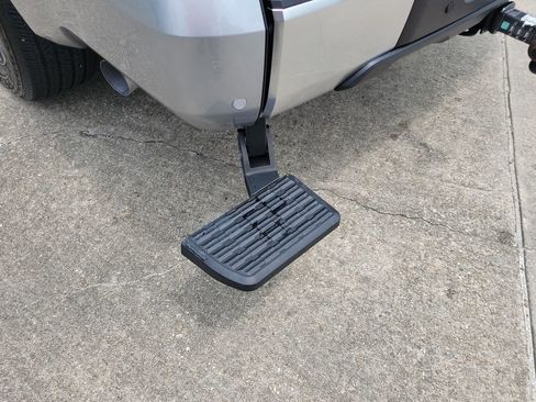 Used 2025 Toyota Tundra Limited AWD/4WD image 36