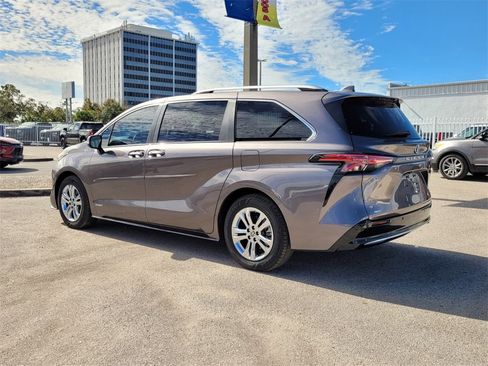 Used 2021 Toyota Sienna Platinum image 5